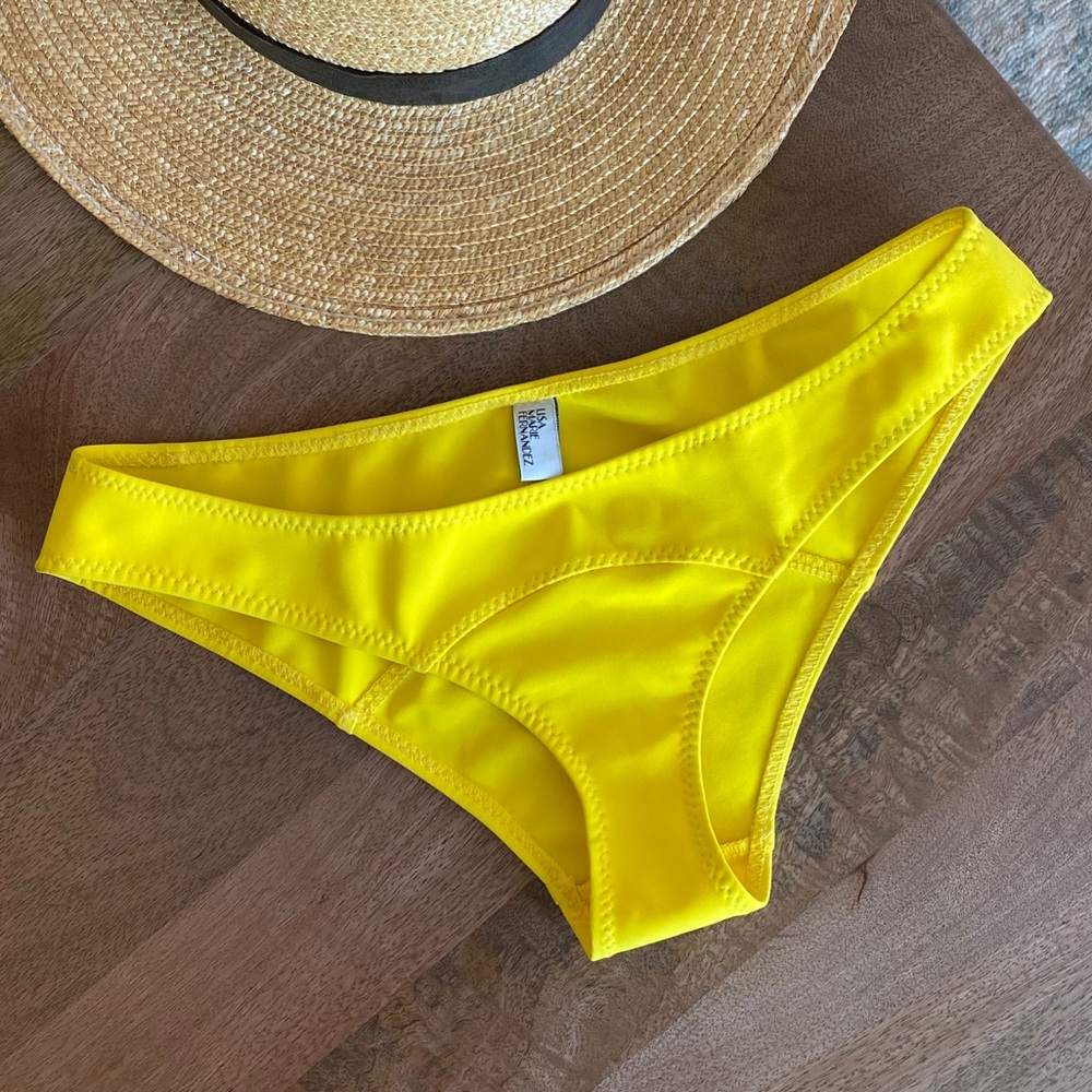LISA MARIE FERNANDEZ bikini bottom